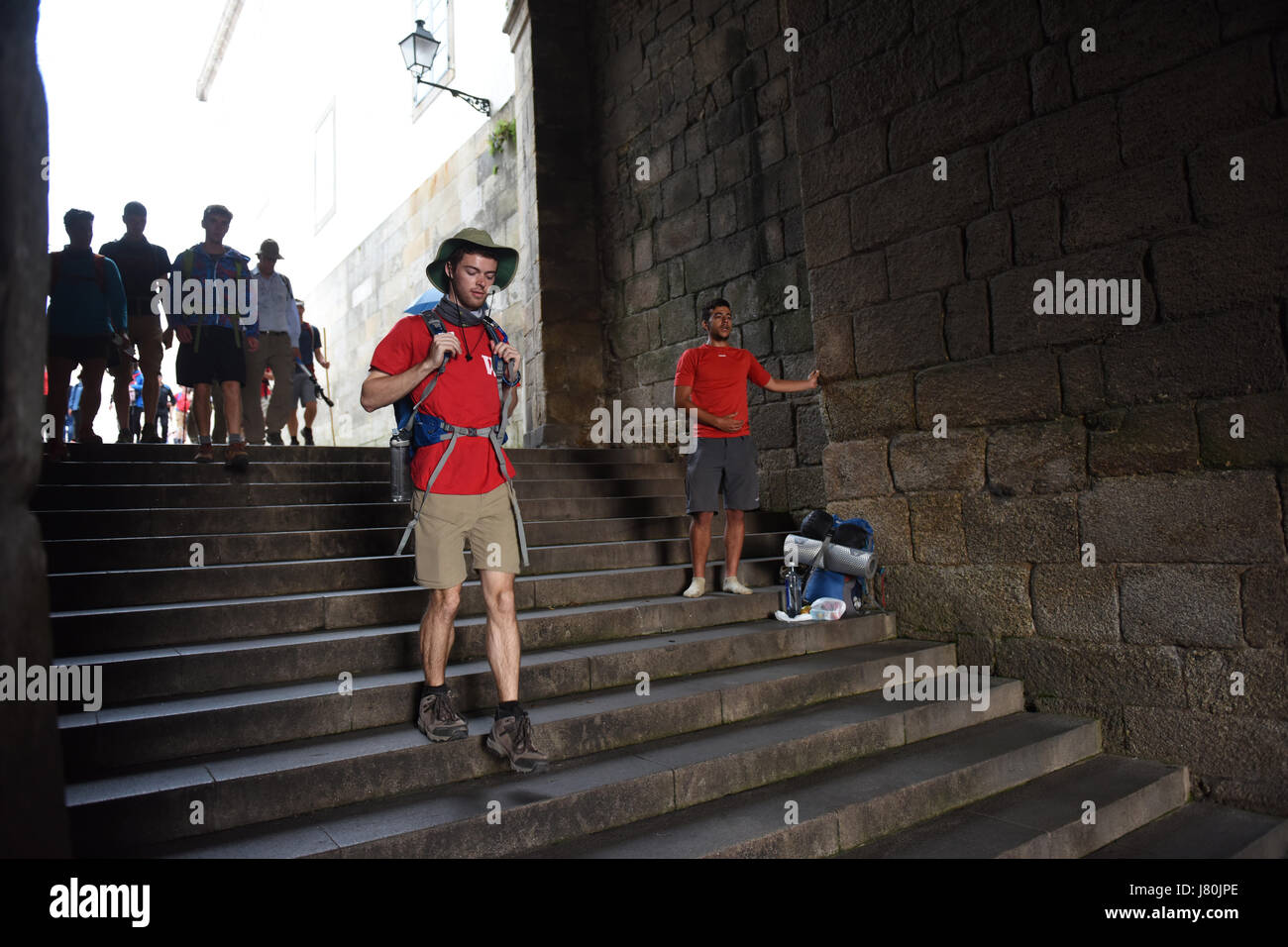 Il momento di emozione come pellegrini arrivano nella piazza della Cattedrale di Santiago de Compostela in Spagna settentrionale dopo aver camminato il Camino de Santiago Foto Stock