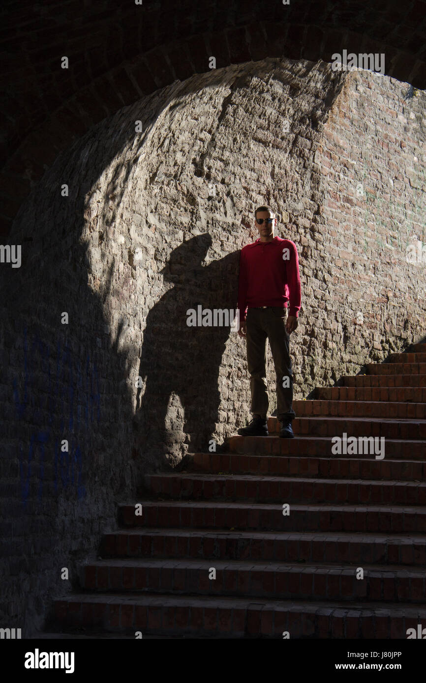 Giovane uomo in un tunnel Foto Stock