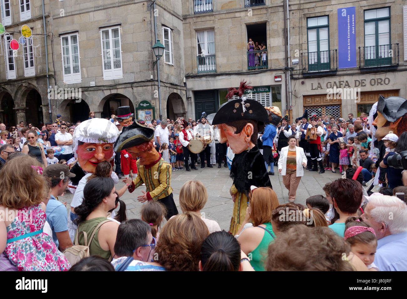 Gigantes y cabezudos giganti sfilano per le strade di Santiago de Compostela in Spagna settentrionale durante il giorno dell'Ascensione festival. Foto Stock