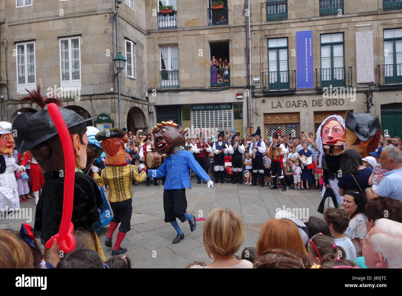 Gigantes y cabezudos giganti sfilano per le strade di Santiago de Compostela in Spagna settentrionale durante il giorno dell'Ascensione festival. Foto Stock