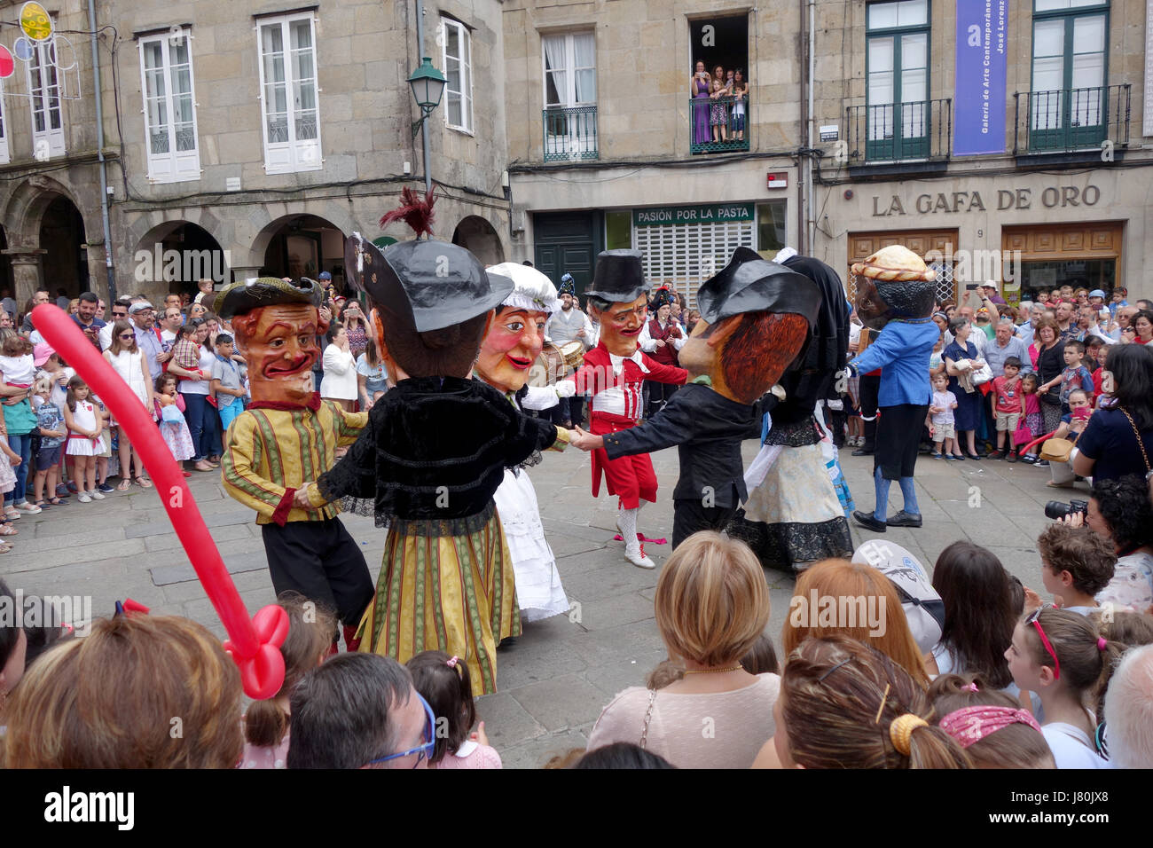 Gigantes y cabezudos giganti sfilano per le strade di Santiago de Compostela in Spagna settentrionale durante il giorno dell'Ascensione festival. Foto Stock