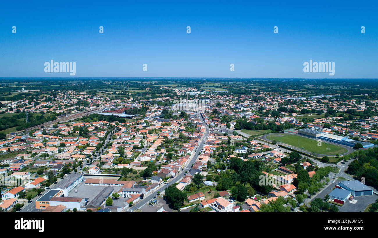 Angolo di alta vista di Sainte Pazanne città vicino a Nantes, Loire Atlantique, Francia Foto Stock