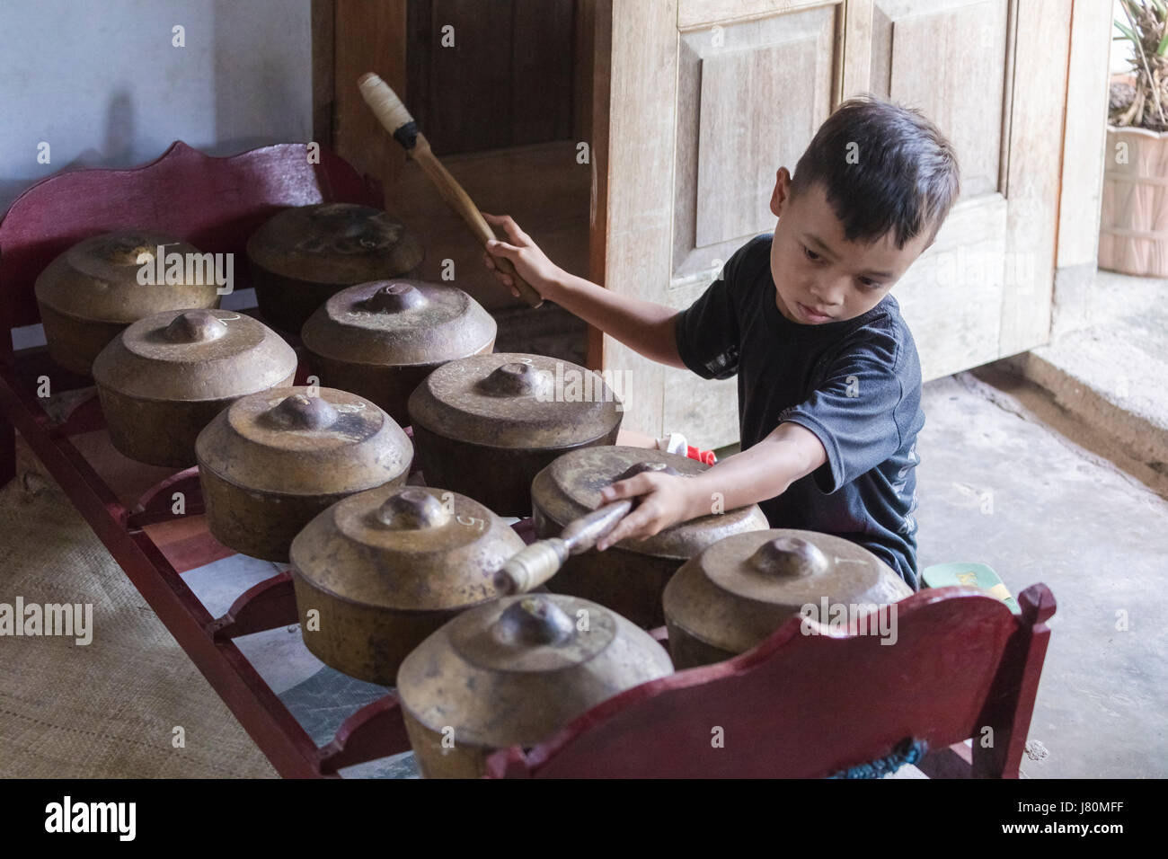 Ragazzo giocando gamelan tradizionali tamburi in Magelang, il Borobudur, Java, Indonesia, Asia Foto Stock