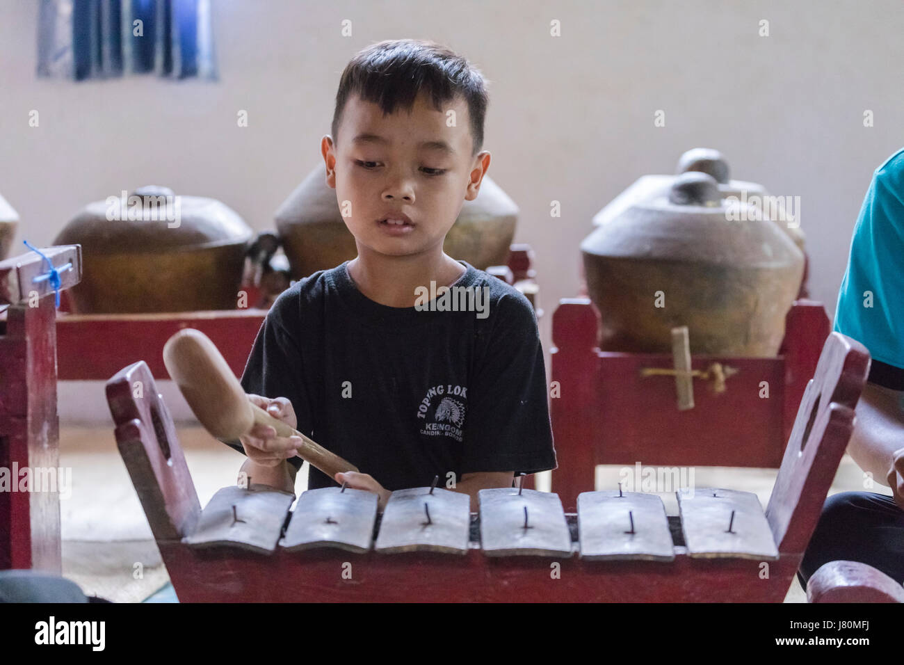 Ragazzo giocando gamelan tradizionali tamburi in Magelang, il Borobudur, Java, Indonesia, Asia Foto Stock