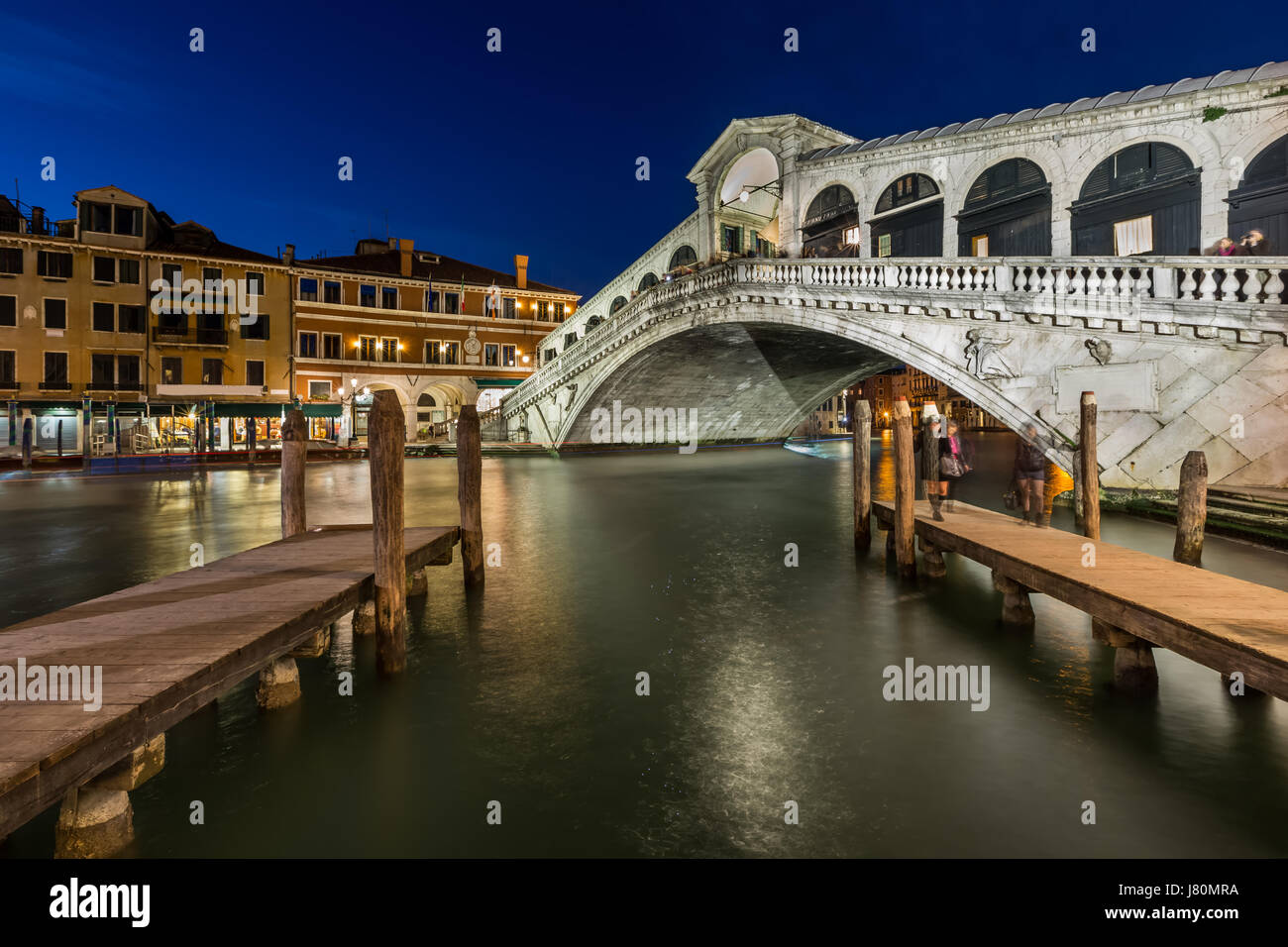 Il Ponte di Rialto e il Canal Grande di sera, Venezia, Italia Foto Stock