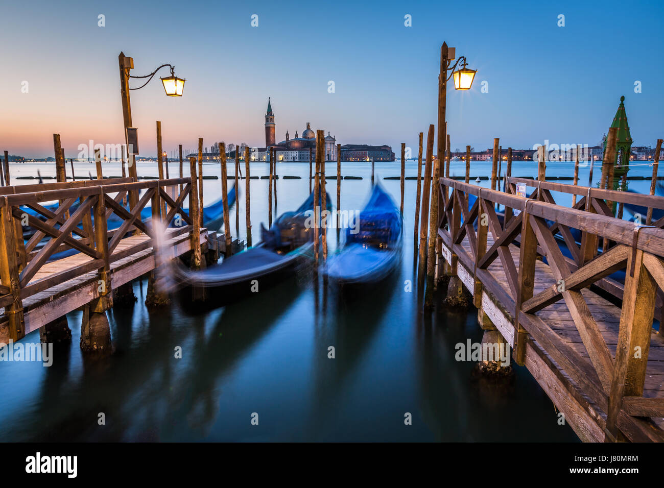 Gondole, Canal Grande e la chiesa di San Giorgio Maggiore all'alba, Venezia, Italia Foto Stock