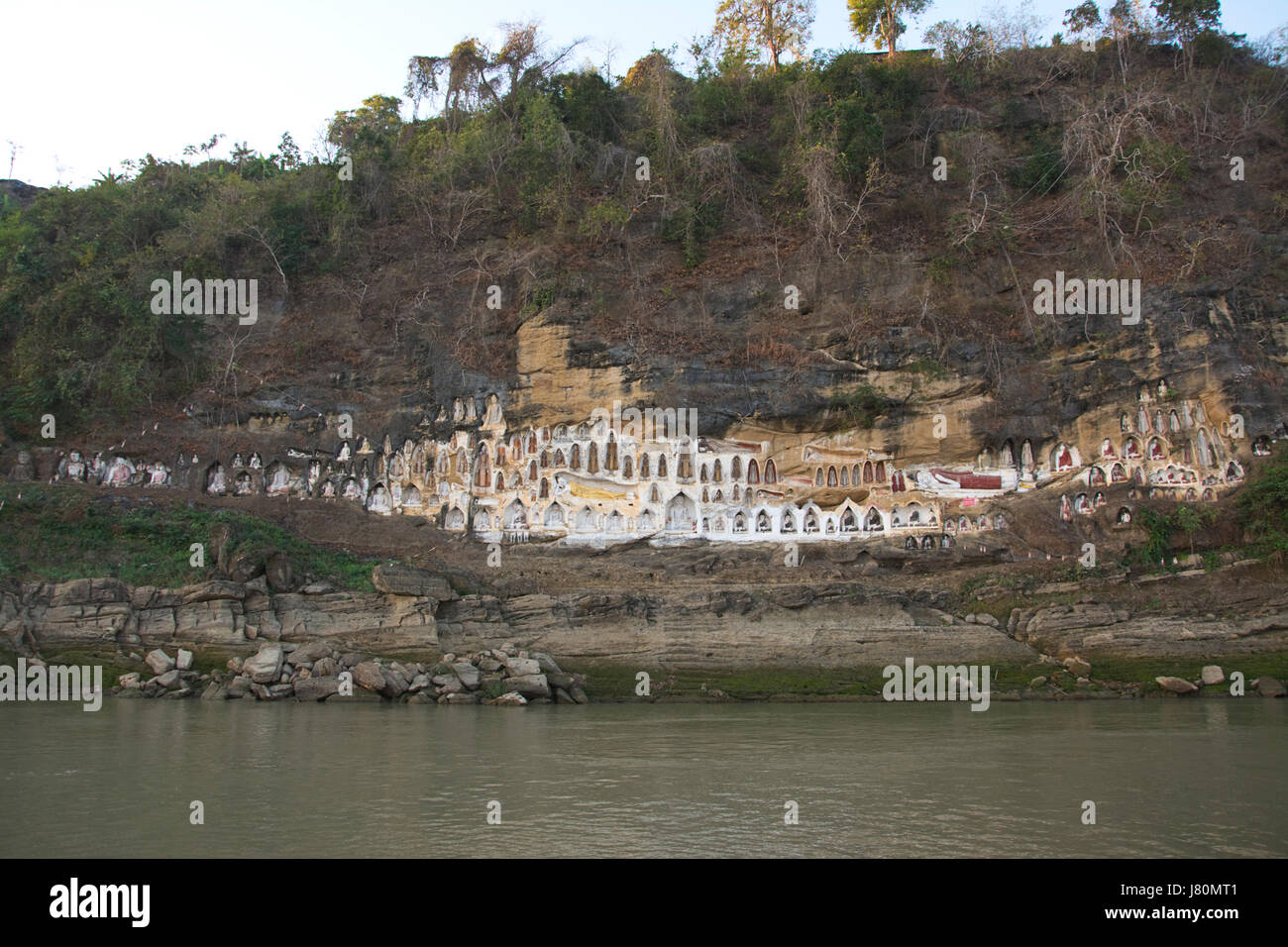 ASIA, Myanmar (Birmania), Regione di Irrawaddy, un Kaut Taung, antiche sculture di Buddha nella roccia Foto Stock