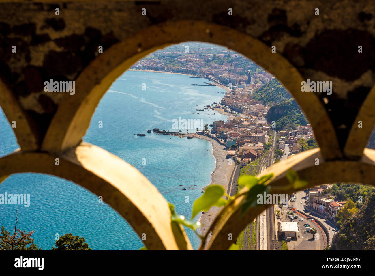 Sicilia (Italia): la bellissima costa siciliana vista da Taormina (a maggio 26-27, Taormina ospiterà il vertice dei capi di Stato e di governo o Foto Stock