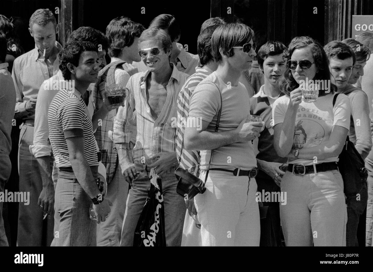 The Markham Arms, al 138 di King's Road, un gay 1970S dove uomini gay alla moda frequentavano Chelsea London England 1975, UK 70s HOMER SYKES Foto Stock
