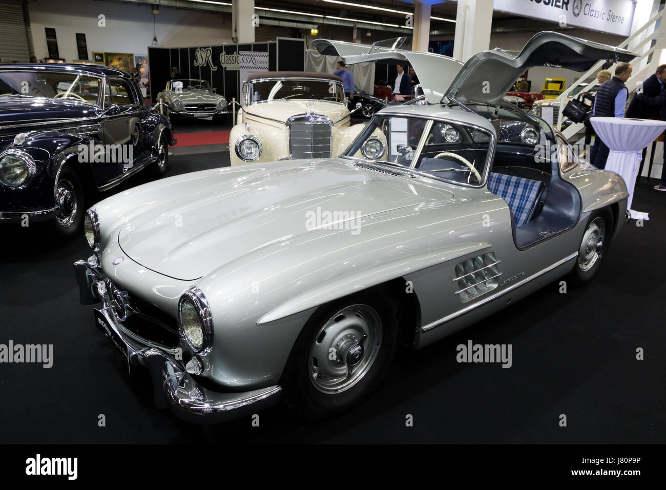 ESSEN, Germania - 6 Aprile 2017: l'annata 1957 Mercedes Benz 300 SL Roadster classic car presentata alla Techno Classica Essen Car Show. Foto Stock