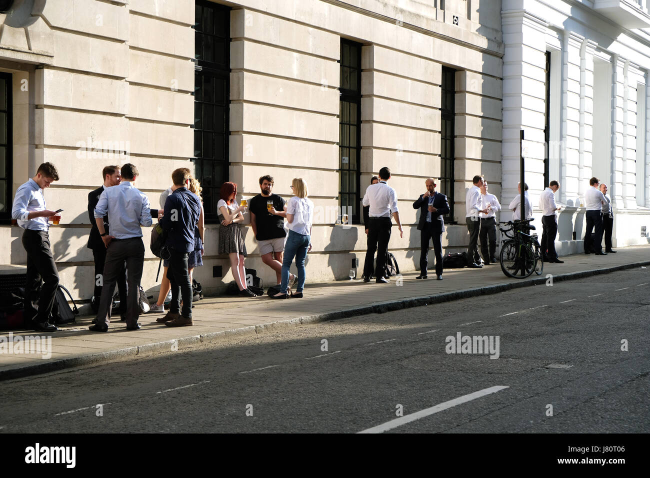 Persone bere dopo il lavoro sulla serata di sole Foto Stock