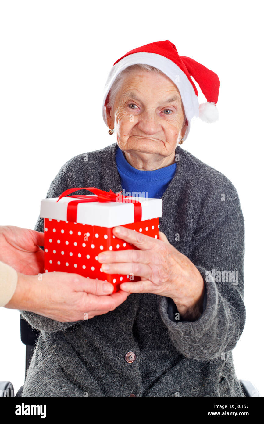 Fotografia di una donna anziana riceve un regalo di natale Foto stock -  Alamy