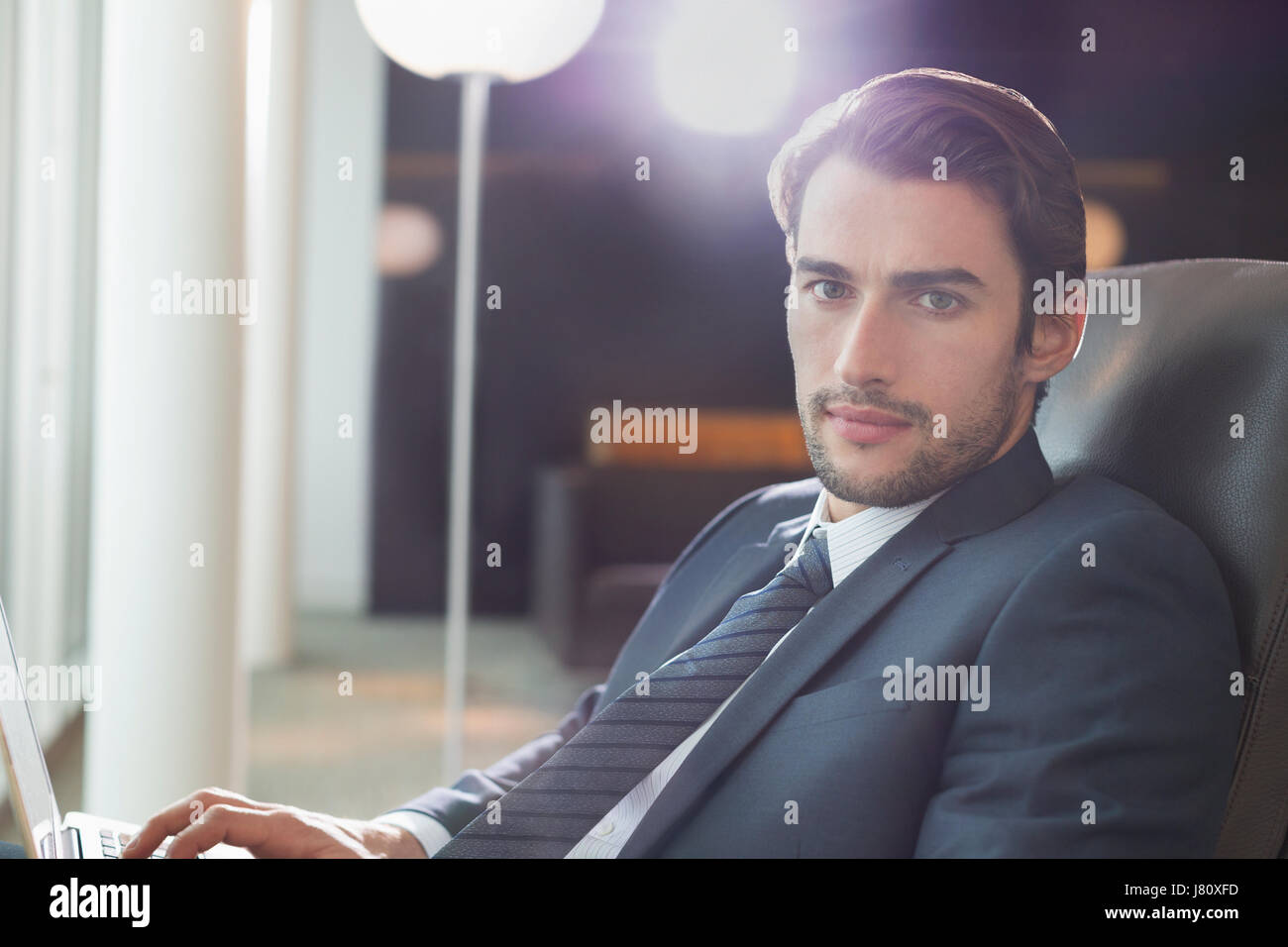 Ritratto serio uomo d affari con computer portatile Foto Stock
