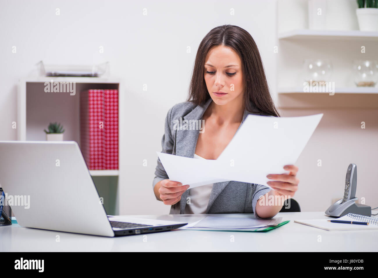 Giovane imprenditrice sta lavorando nel suo ufficio. Foto Stock