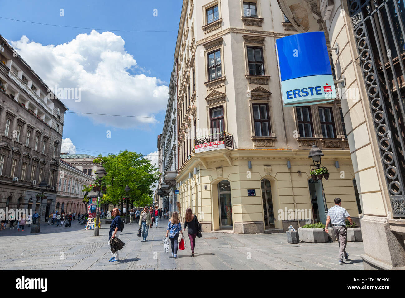 A Belgrado, in Serbia - 26 Maggio 2017: il Logo di Erste Bank sulla sua sede serba sulla Kneza Mihailova Street a Belgrado Immagine del logo della Aust Foto Stock