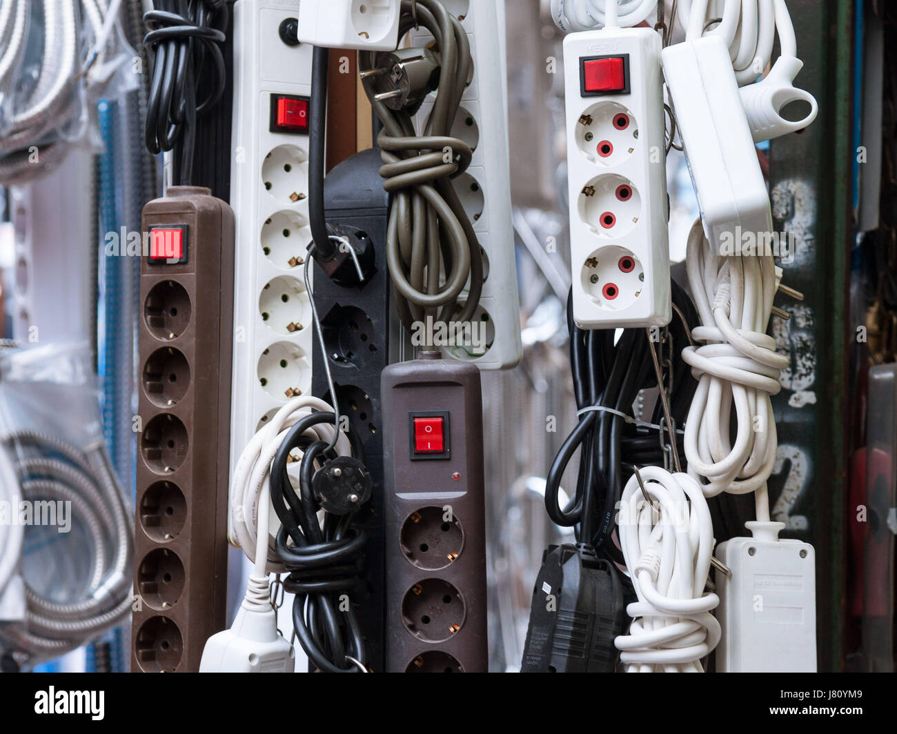 Europa continentale 220 volt di alimentazione delle strisce e multi Adattatori socket per la vendita su un serbo mercato locale Foto di strisce di potenza ed energia elettrica multi Foto Stock