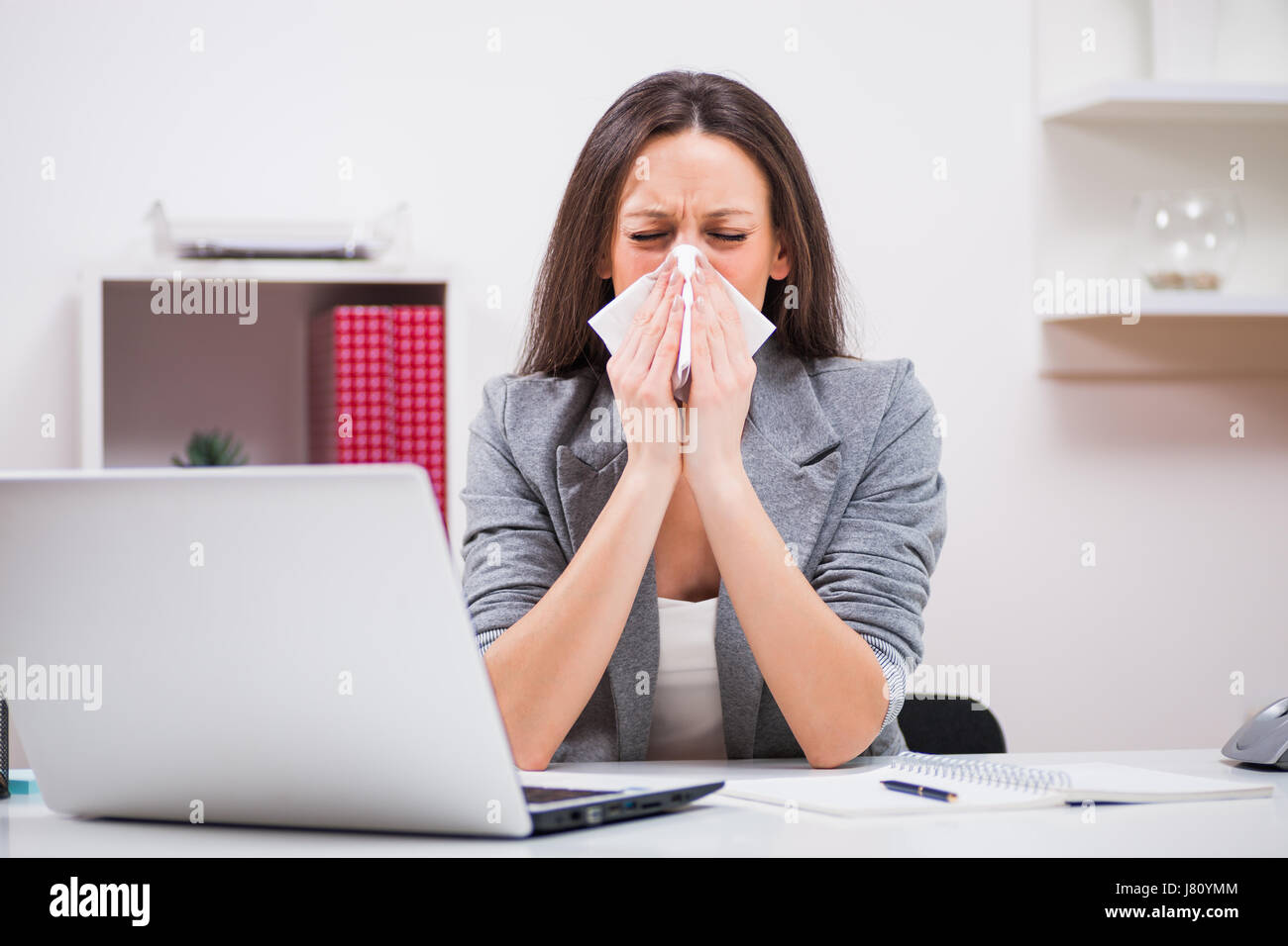 Giovane imprenditrice sta avendo problemi di allergia. Foto Stock