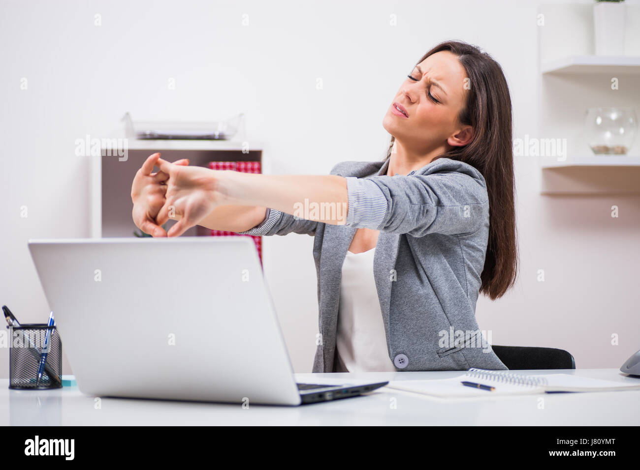 Giovane imprenditrice è stanco di lavoro nel suo ufficio. Foto Stock