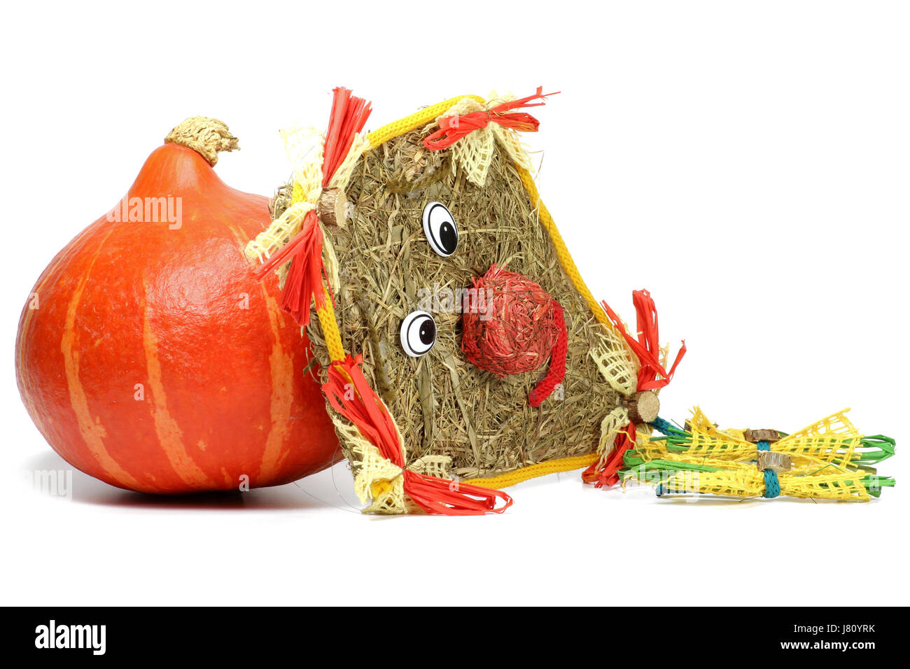 Red kuri squash e kite di paglia isolati su sfondo bianco Foto Stock