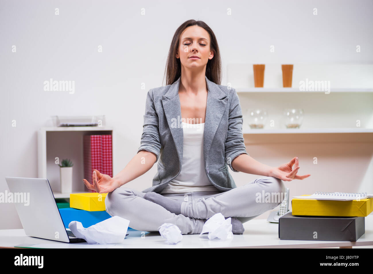 Giovane imprenditrice è meditando nel suo ufficio. Foto Stock