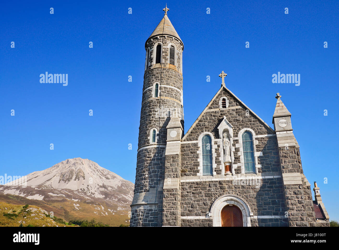 L'Irlanda,County Donegal, Dunlewey,la Chiesa del Sacro Cuore con Mount Errigal in background. Foto Stock