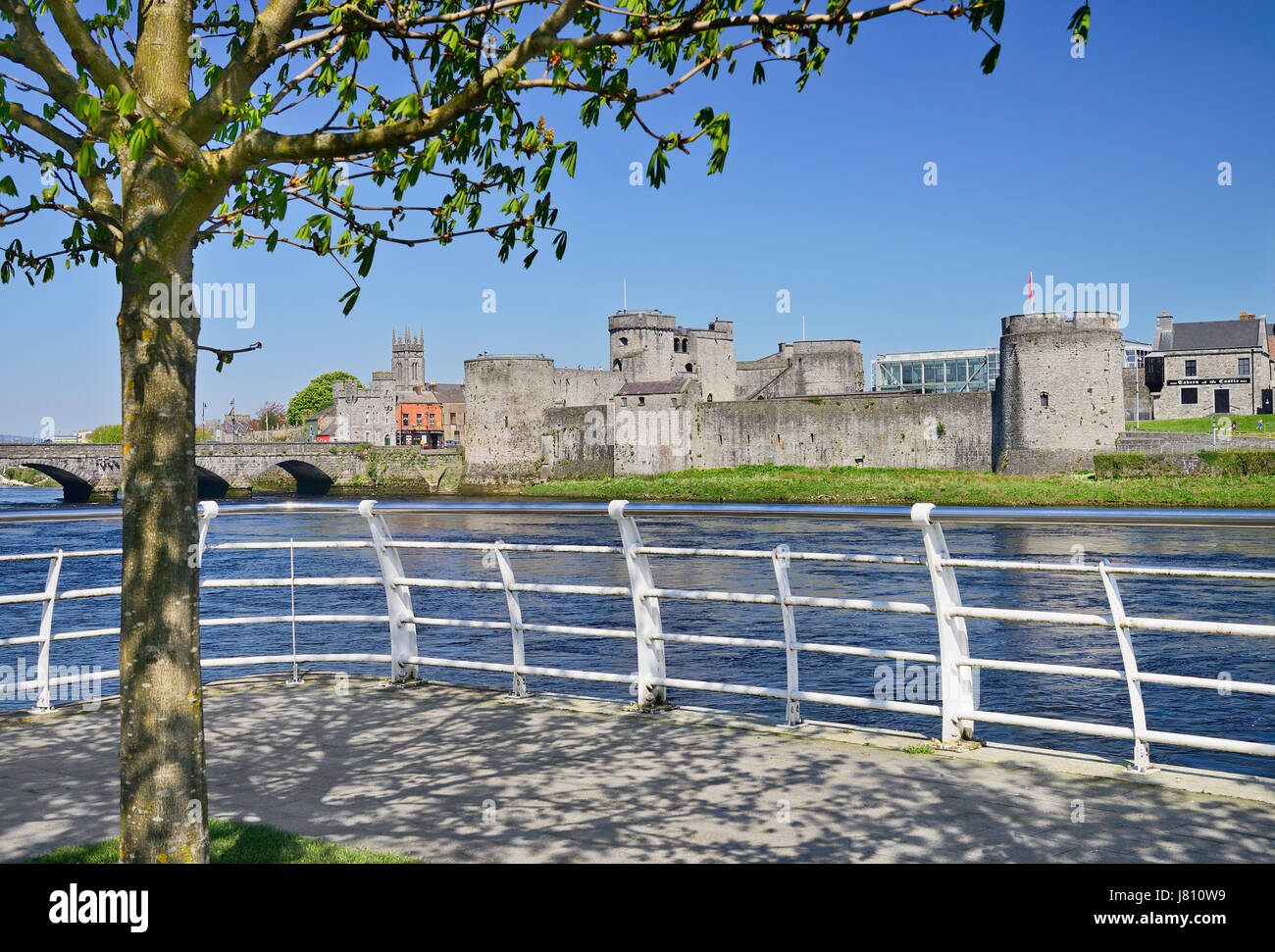 Irlanda, County Limerick, città di Limerick, St Johns Castle e il fiume Shannon. Foto Stock