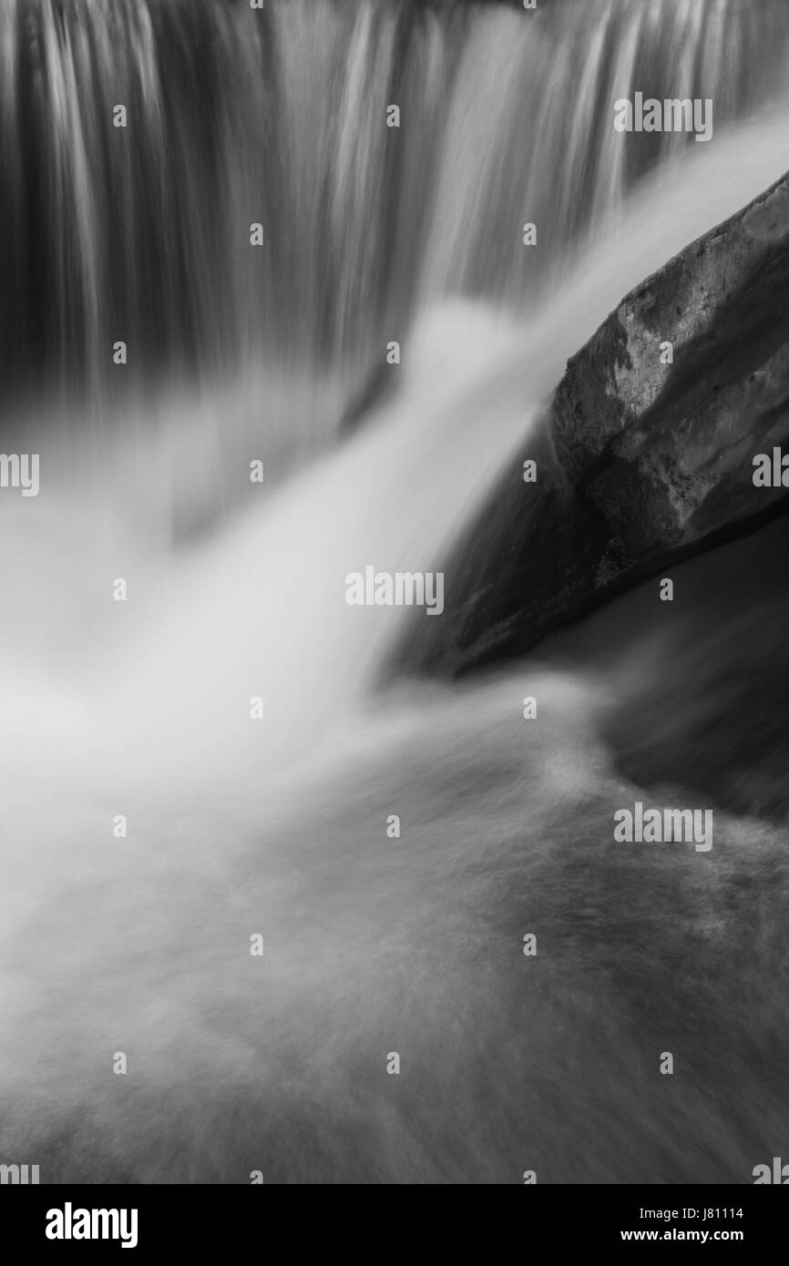 Bianco e nero riassunto delle acque che scorrono impetuose -lunga esposizione- Ithaca, NY Foto Stock