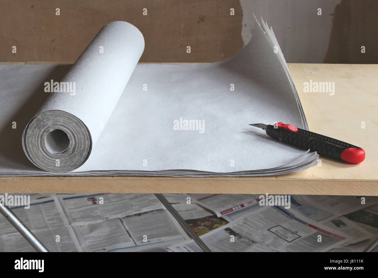 L'applicazione su carta da parati ruvida sulla incollando la tabella Foto Stock