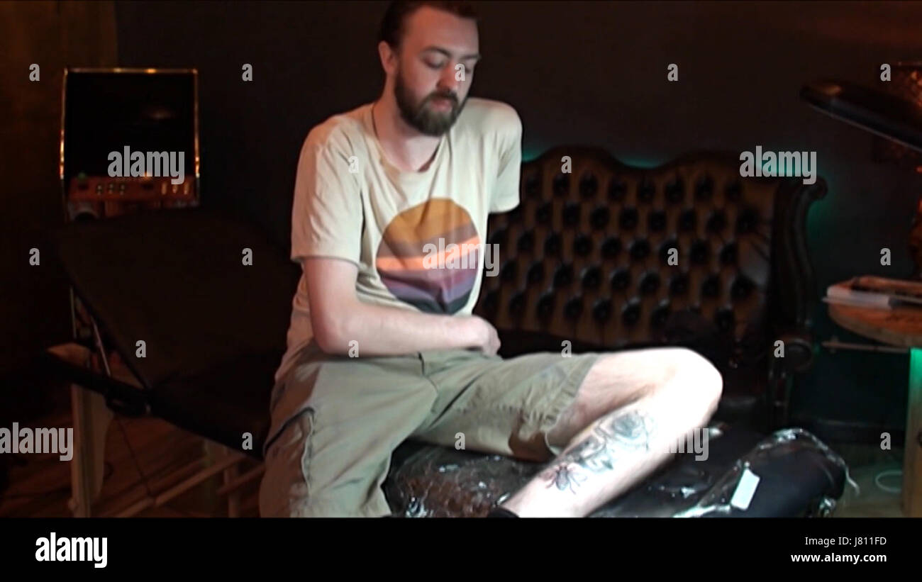 Schermo video grab di Steve Bramhall con il suo tatuaggio di un ape, come persone hanno sollevato migliaia di sterline da ottenere i tatuaggi di api in memoria del Manchester vittime di attacco. Foto Stock