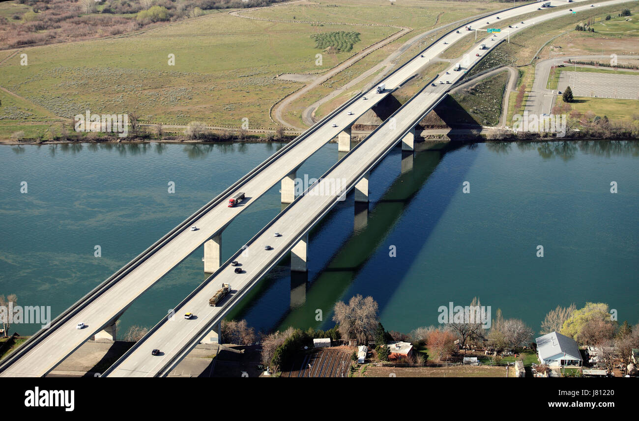 Un ponte concreto, spanning Columbia River del Tri-area città dello stato di Washington. Foto Stock