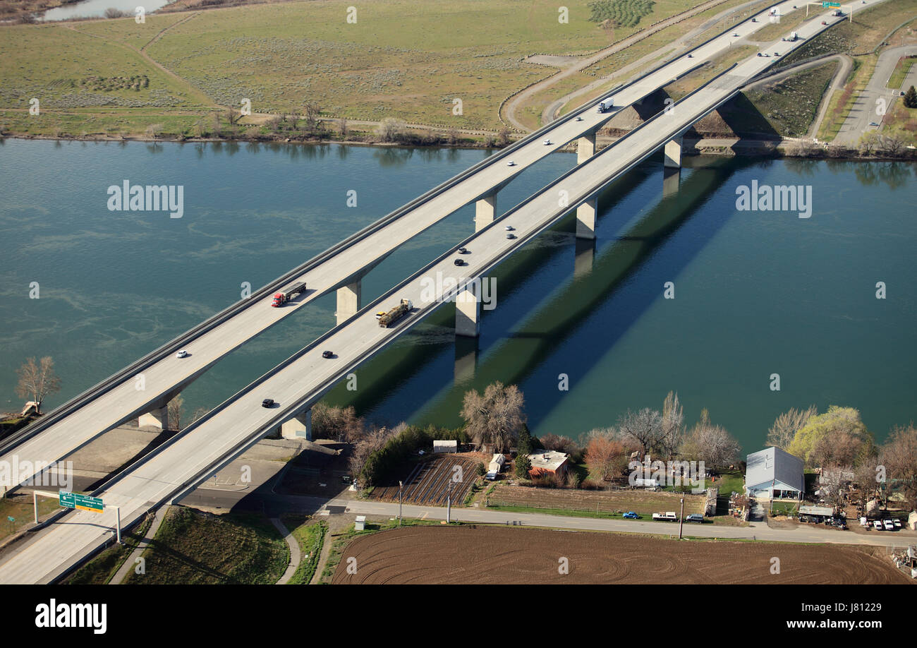 Un ponte concreto, spanning Columbia River del Tri-area città dello stato di Washington. Foto Stock