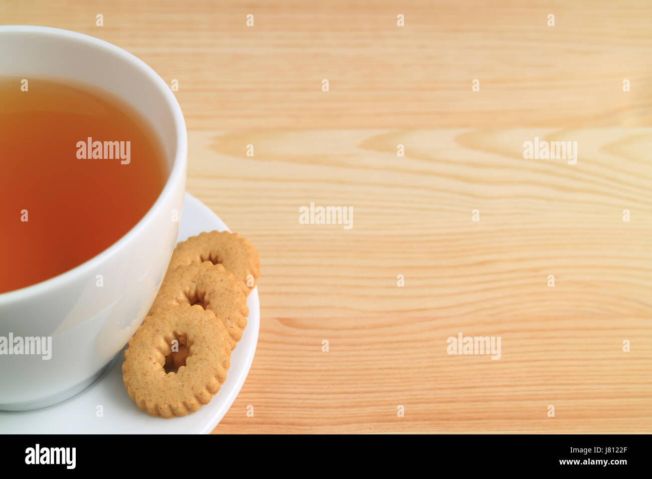 Una tazza di tè caldo e i cookie sul legno naturale, tavolo con spazio libero per il testo e il Design Foto Stock