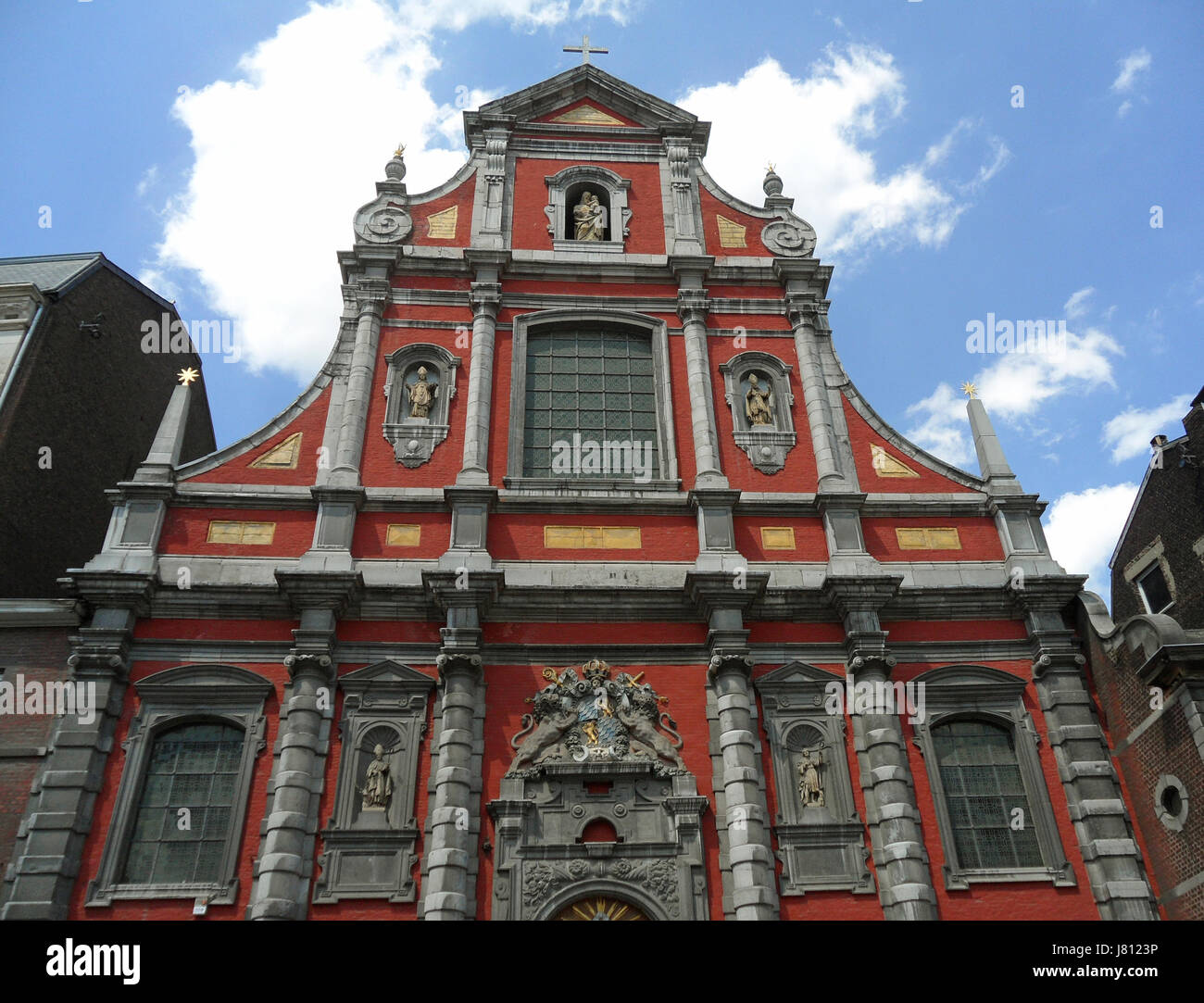 La chiesa di Nostra Signora dell Immacolata Concezione, incredibile color rosso in stile barocco Chiesa di Liegi in Belgio Foto Stock