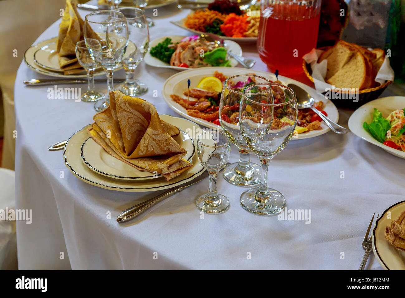 Tabella impostata per un matrimonio o un altro evento di cavare la cena decorata tavolo nel ristorante Foto Stock