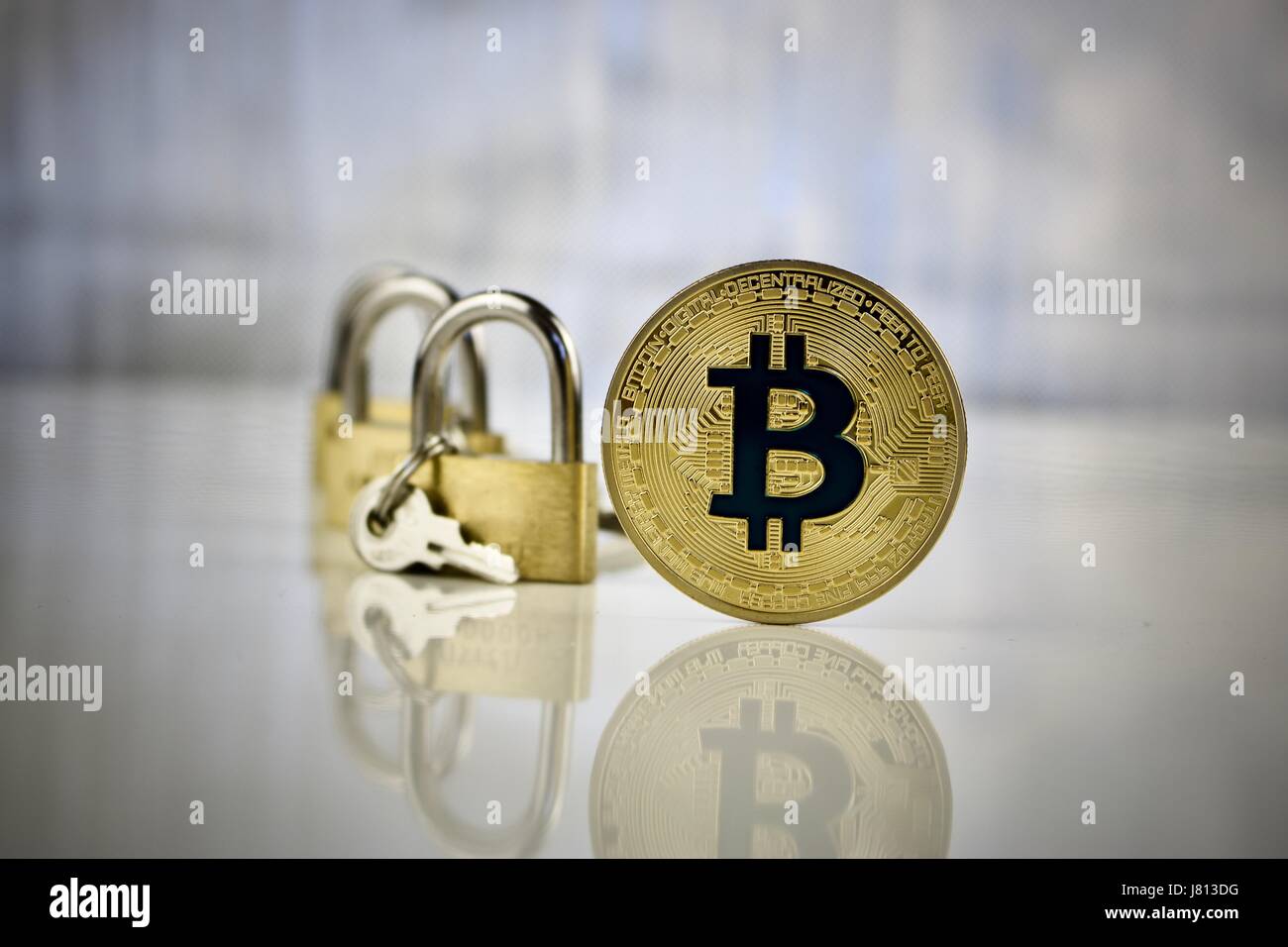 Valuta digitale oro fisico bitcoin coin - lucchetti concetto. Fissare i pagamenti on line con una nuova tecnologia. Foto Stock