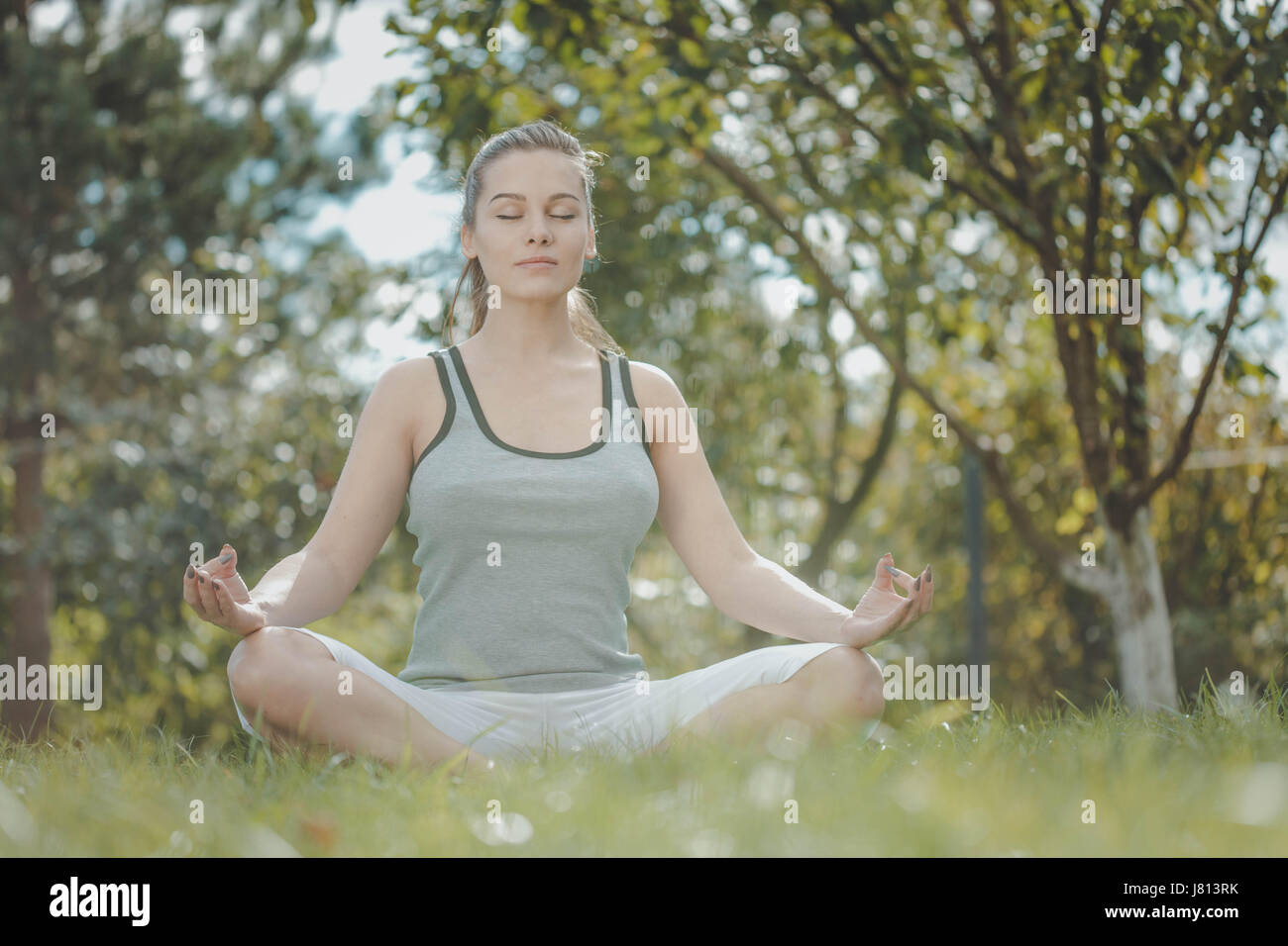 Ragazza giovane a praticare lo yoga nel bellissimo paesaggio di legno Foto Stock