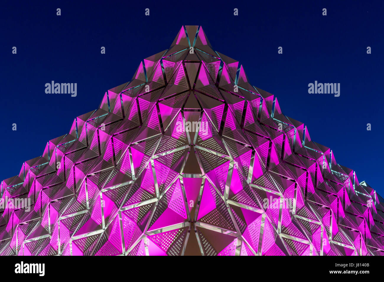 Illuminato a LED 9 piani di parcheggio multipiano presso l'Università di Leeds a Leeds Foto Stock