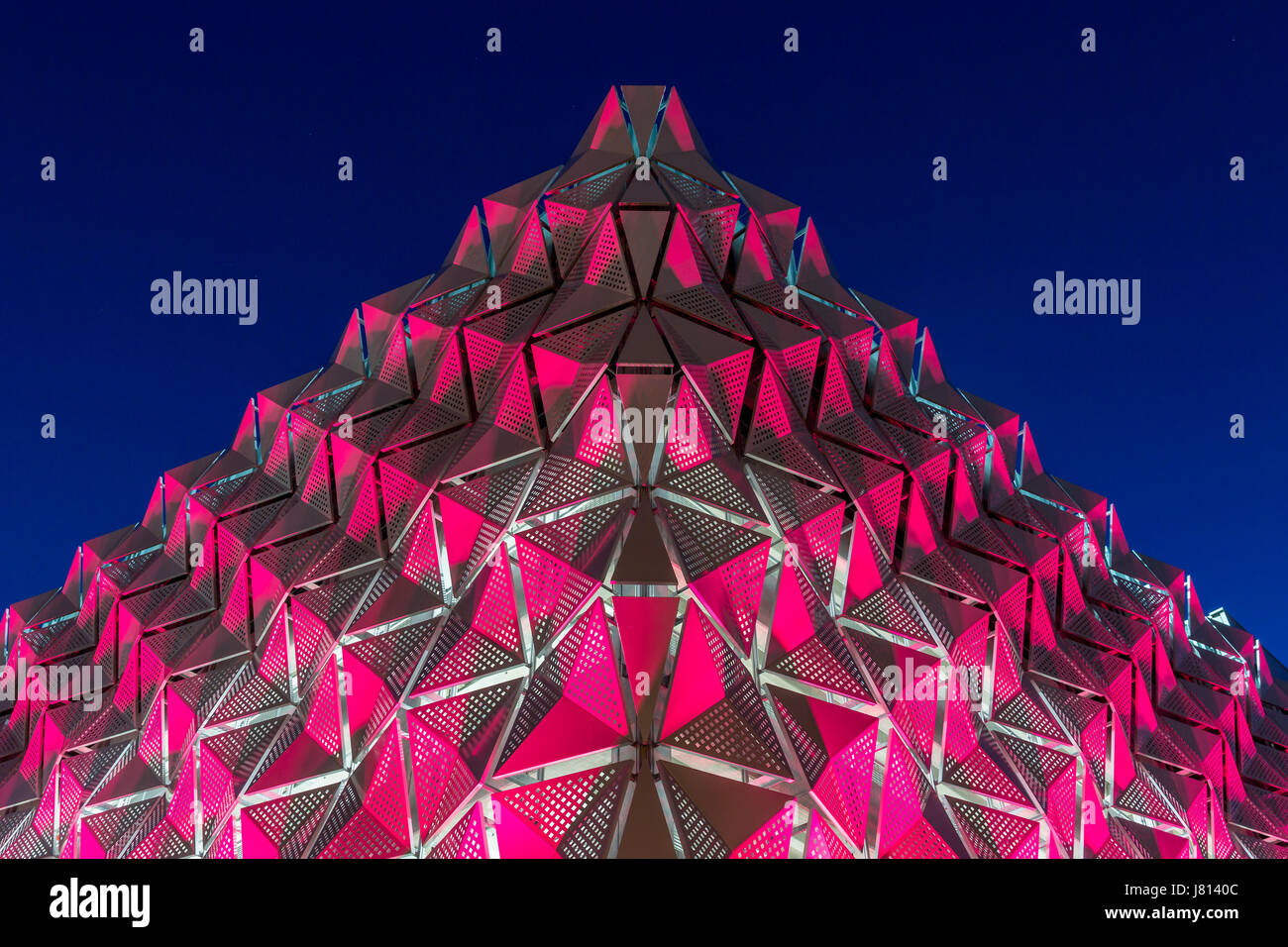 Illuminato a LED 9 piani di parcheggio multipiano presso l'Università di Leeds a Leeds Foto Stock