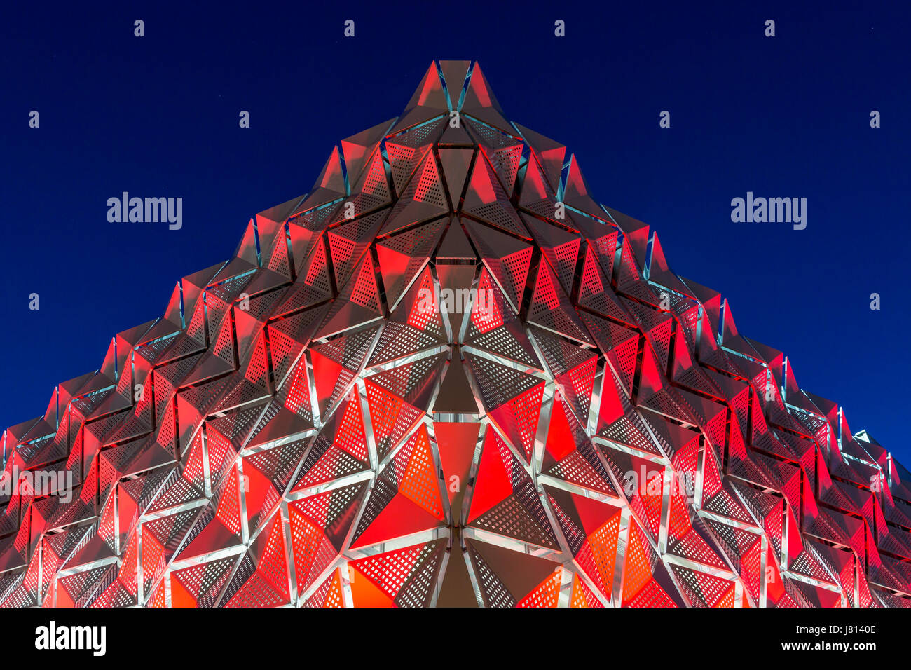 Illuminato a LED 9 piani di parcheggio multipiano presso l'Università di Leeds a Leeds Foto Stock