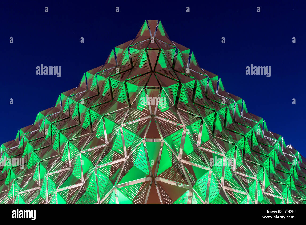 Illuminato a LED 9 piani di parcheggio multipiano presso l'Università di Leeds a Leeds Foto Stock