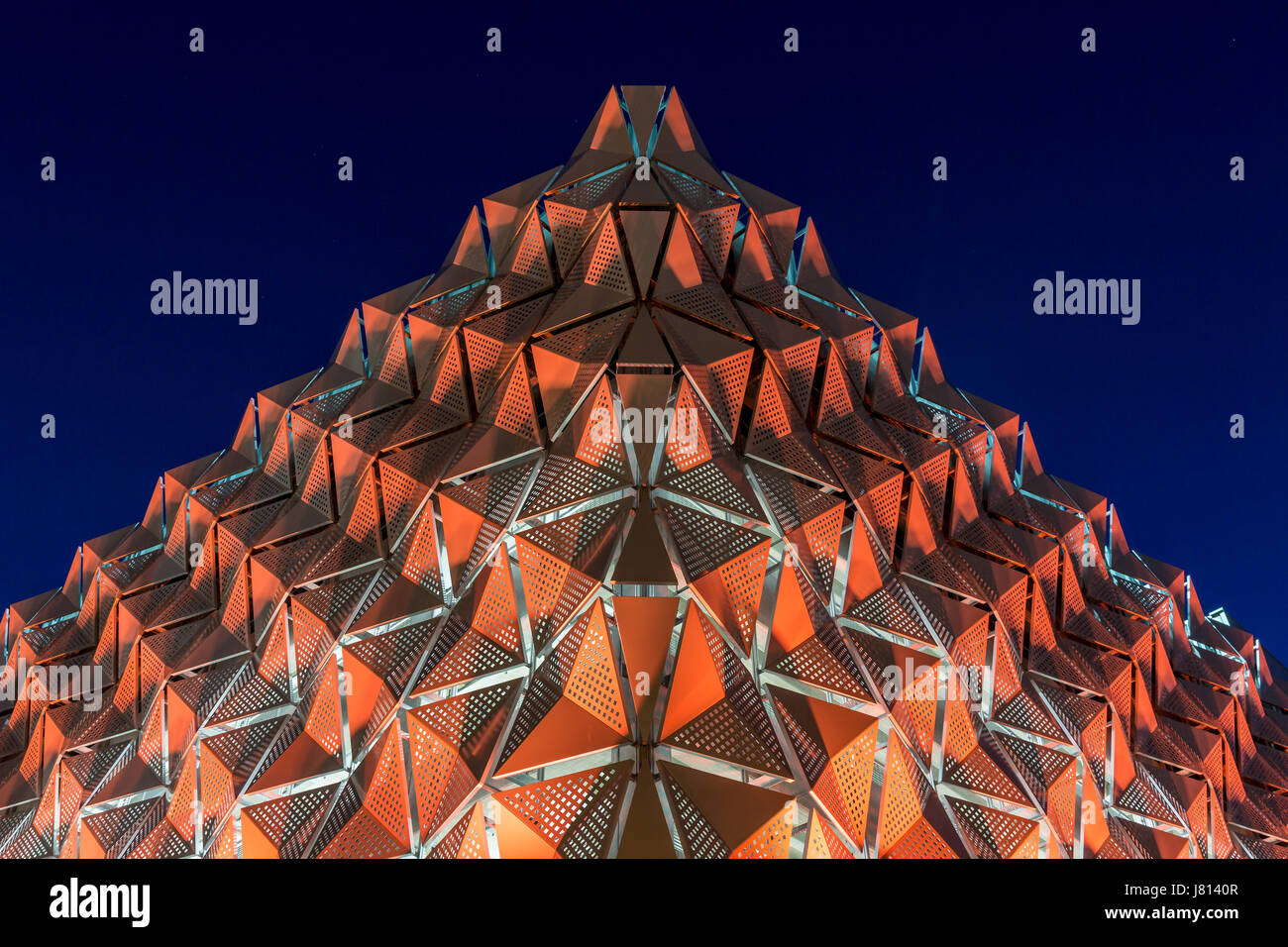 Illuminato a LED 9 piani di parcheggio multipiano presso l'Università di Leeds a Leeds Foto Stock