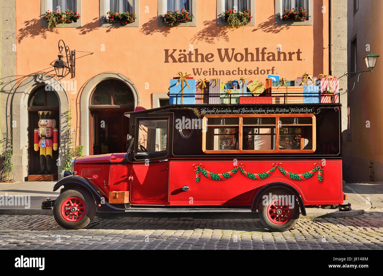 In Germania, in Baviera, Rothenburg ob der Tauber, Kathe G. Wohlfart shop di Natale con il presente carrello carico esterno. Foto Stock