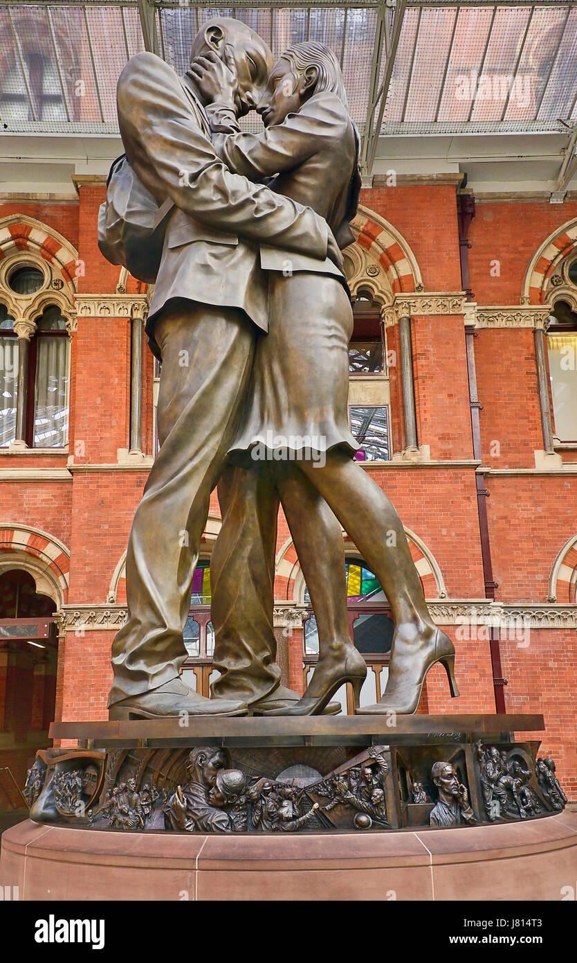 Inghilterra, Londra, St Pancras stazione ferroviaria su Euston Road, il luogo di incontro della statua di Paolo giorno. Foto Stock