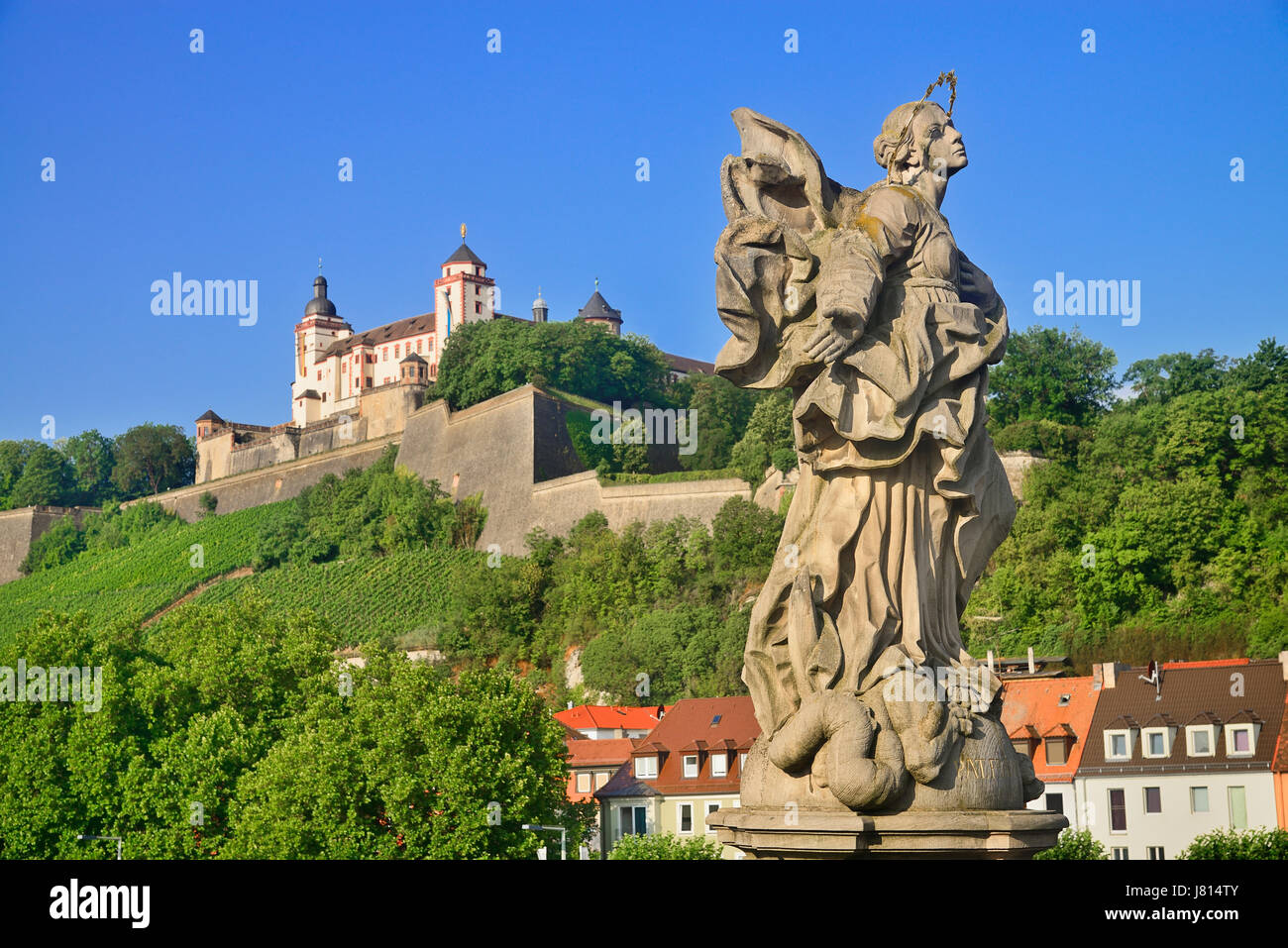 In Germania, in Baviera, Wurzburg, Festung Marienberg sopra il fiume principale con una statua di St Marie o Maria Patrona della Franconia. Foto Stock