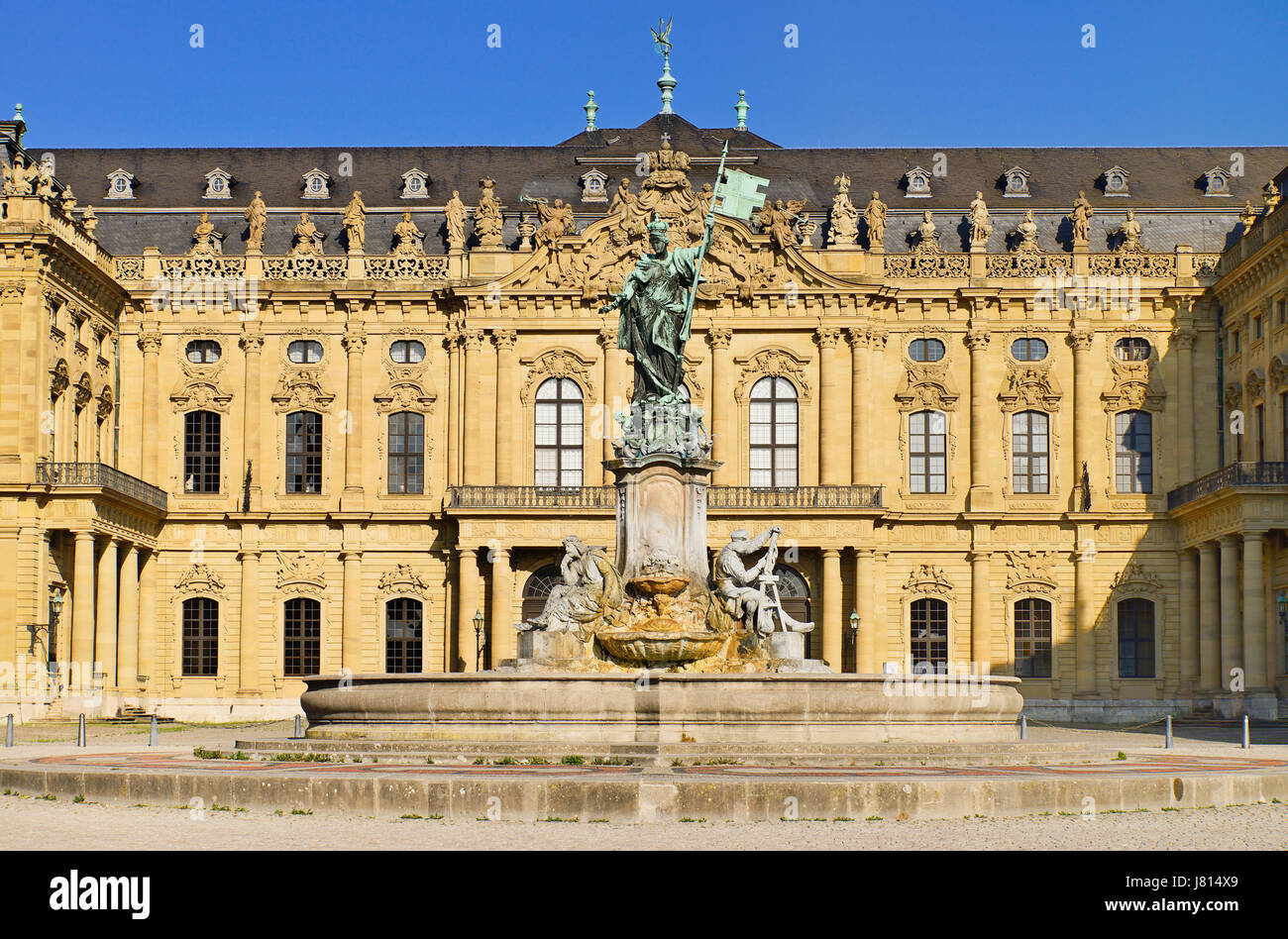 In Germania, in Baviera, Wurzburg, Wurzburg Residenz o Residence Palace facciata con il Franconia Fontana. Foto Stock