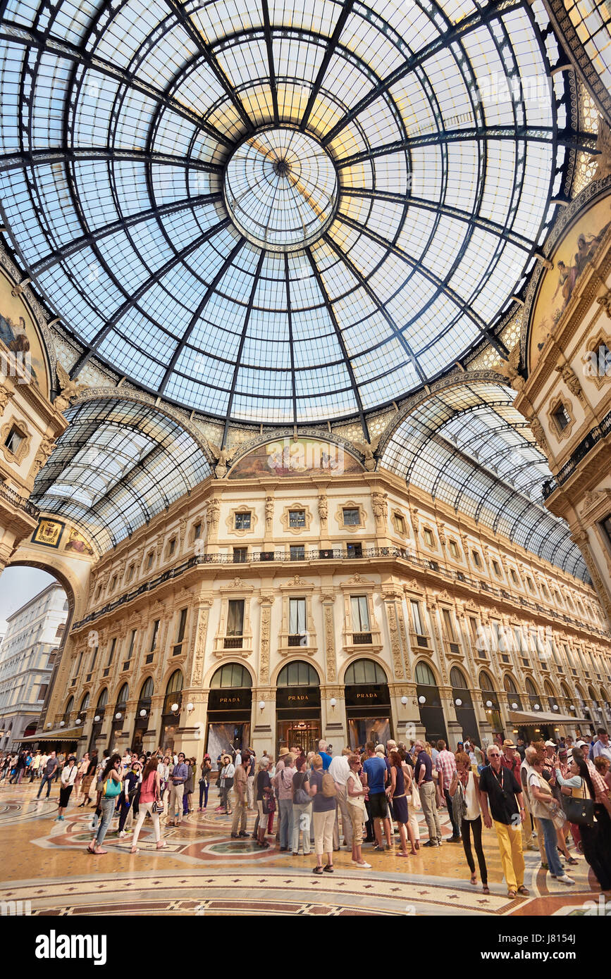 L'Italia, Lombardia, Milano. Galleria Vittorio Emanuele, in vista di una zona centrale con la cupola e turisti. Foto Stock