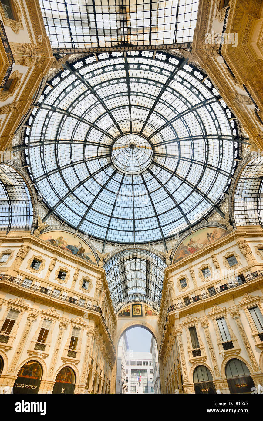 L'Italia, Lombardia, Milano. Galleria Vittorio Emanuele, guardando in alto verso la cupola. Foto Stock