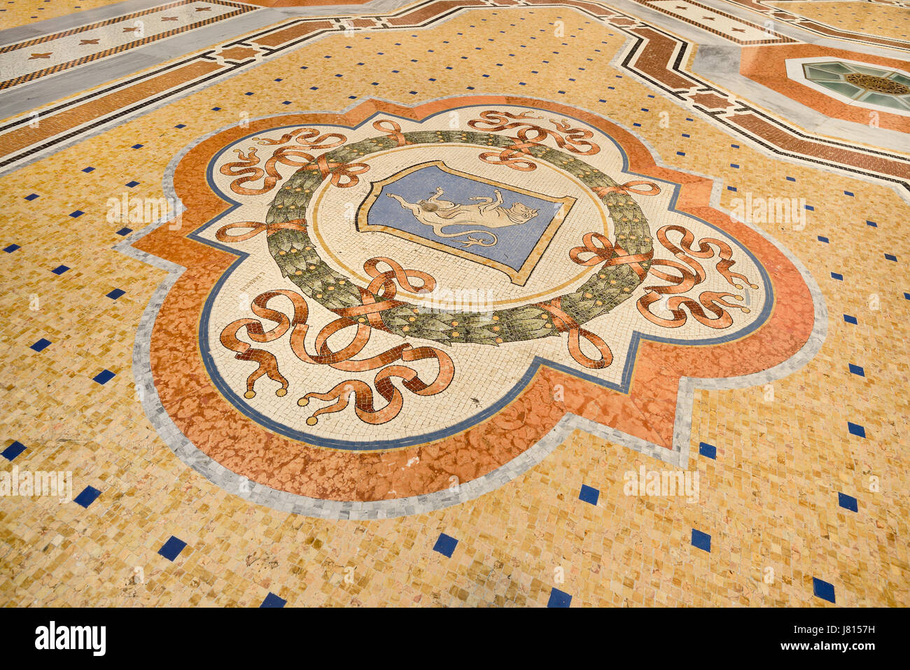 L'Italia, Lombardia, Milano. Galleria Vittorio Emanuele, famoso bull mosaico sul pavimento dove la tradizione dice che se una persona gira intorno a tre volte wit Foto Stock