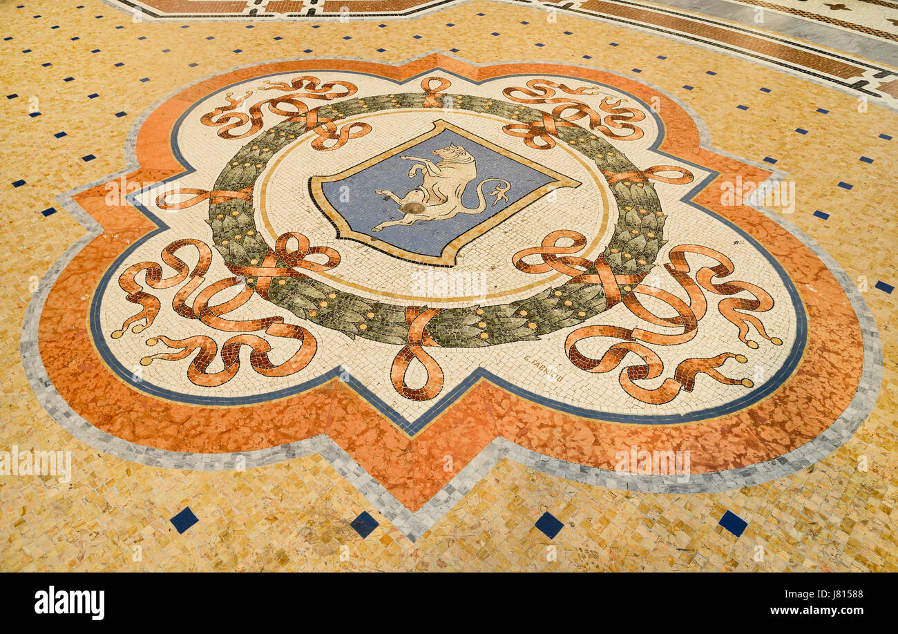L'Italia, Lombardia, Milano. Galleria Vittorio Emanuele, famoso bull mosaico sul pavimento dove la tradizione dice che se una persona gira intorno a tre volte wit Foto Stock