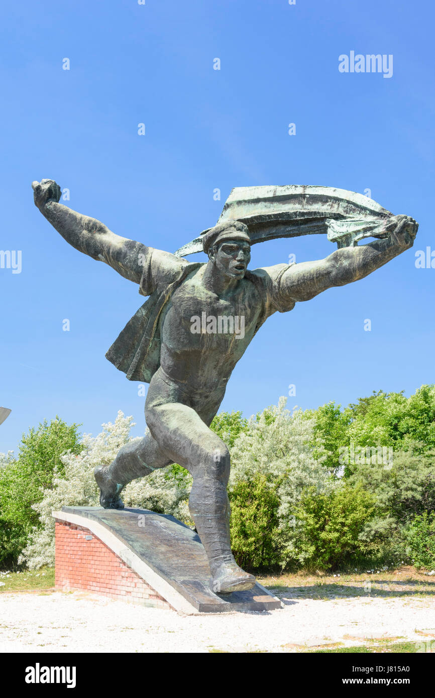 Memento Park, Budapest, Ungheria. La Repubblica dei Consigli monumento, basato su un 1919 poster rivoluzionario Foto Stock